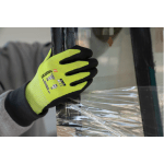 CG1CHLD00_Manusi de protectie Hi-VIZ, cu rezistenta la taiere D, Eurocut Strong L440, galben fluorescent, imersie de latex, aderenta in mediu uscat, umed, flexibile_aplicatie3